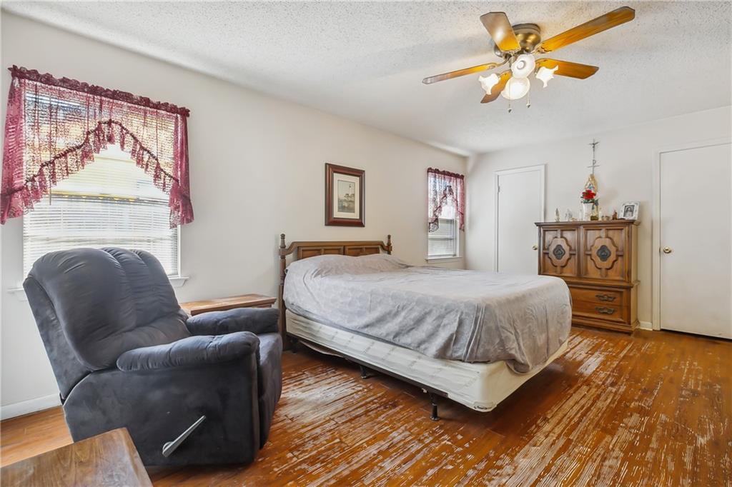 1041 E KINGSWAY Drive