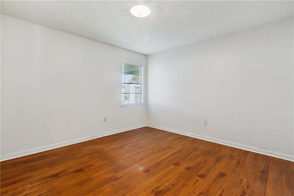 1041 E KINGSWAY Drive