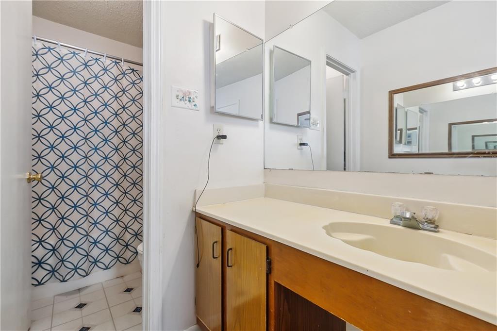 1041 E KINGSWAY Drive