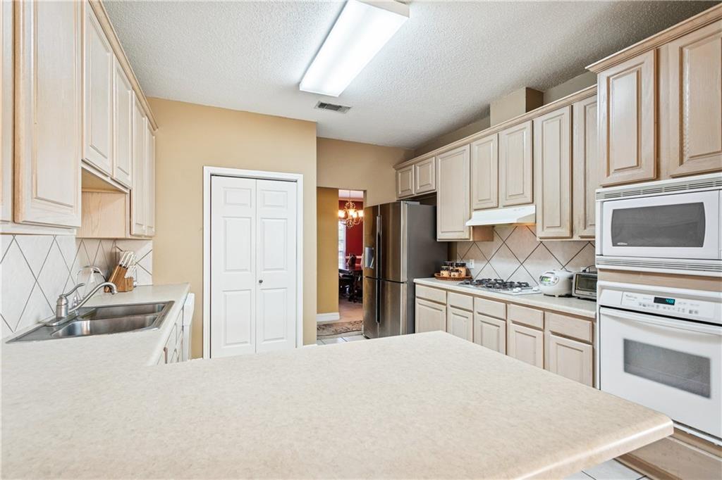 1033 MADELINE Lane