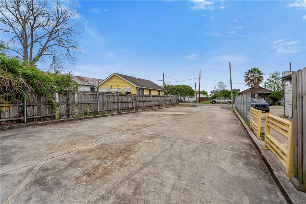 4211 WESTBANK EXPY Highway