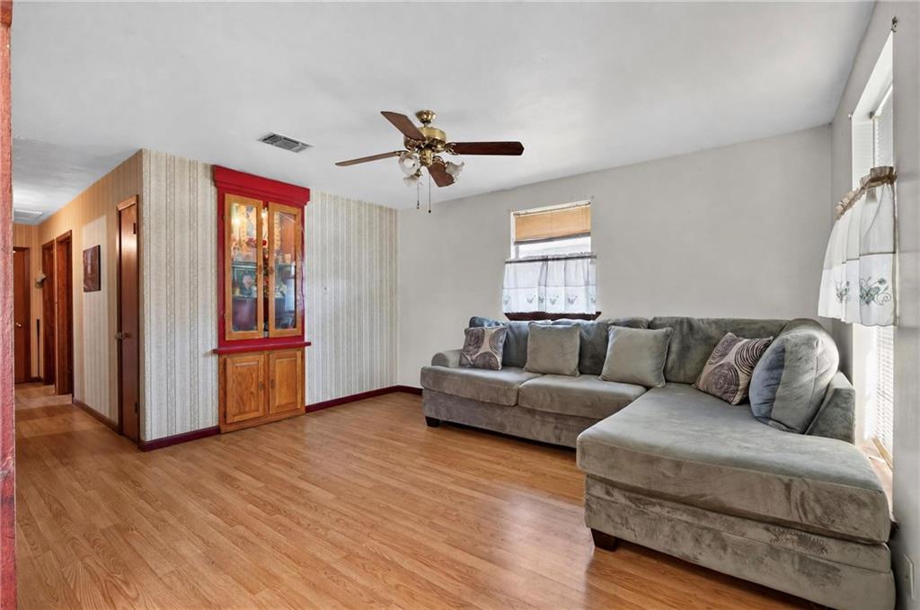 1832 REDWOOD Drive