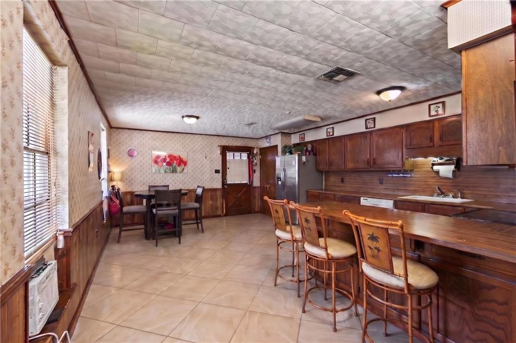 1832 REDWOOD Drive
