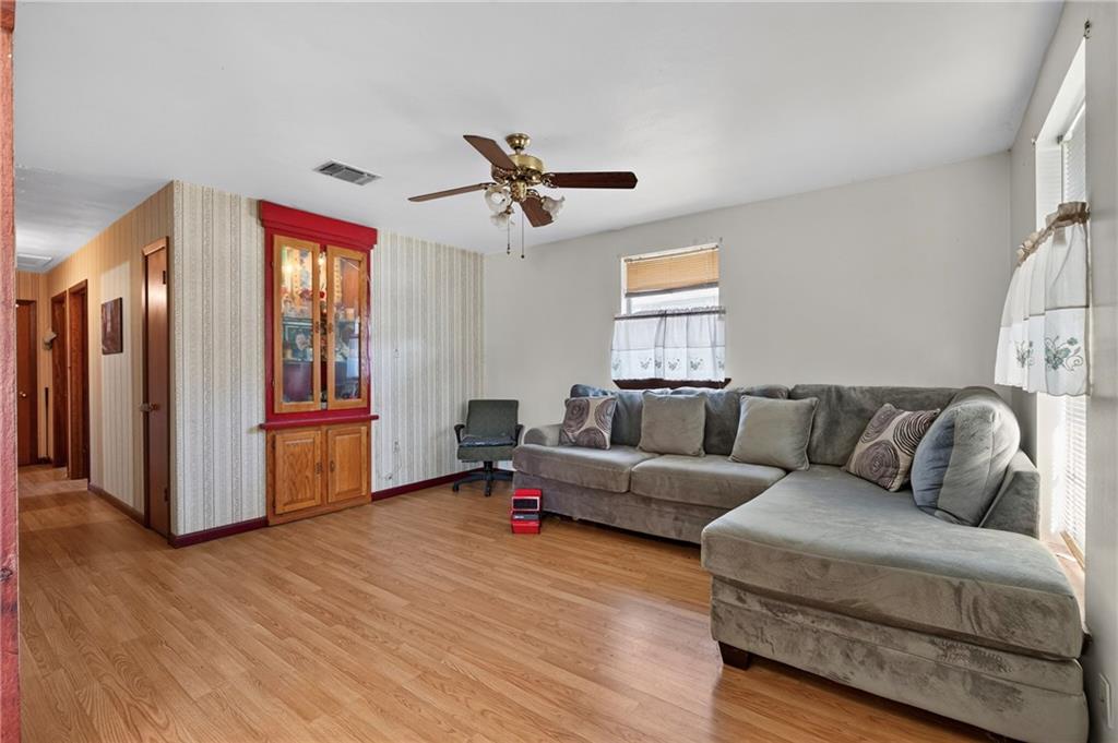 1832 REDWOOD Drive