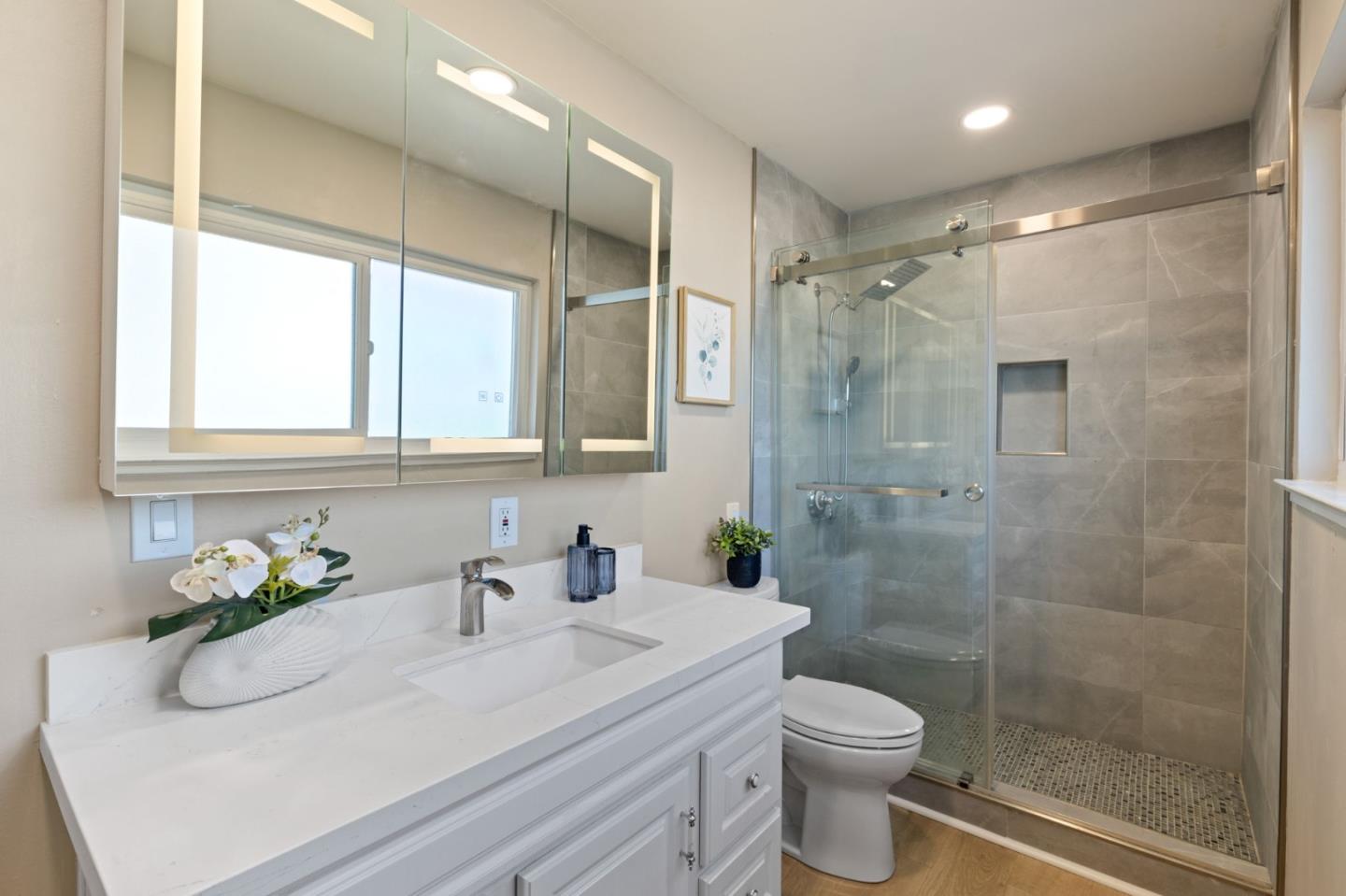 3809 De La Cruz BLVD