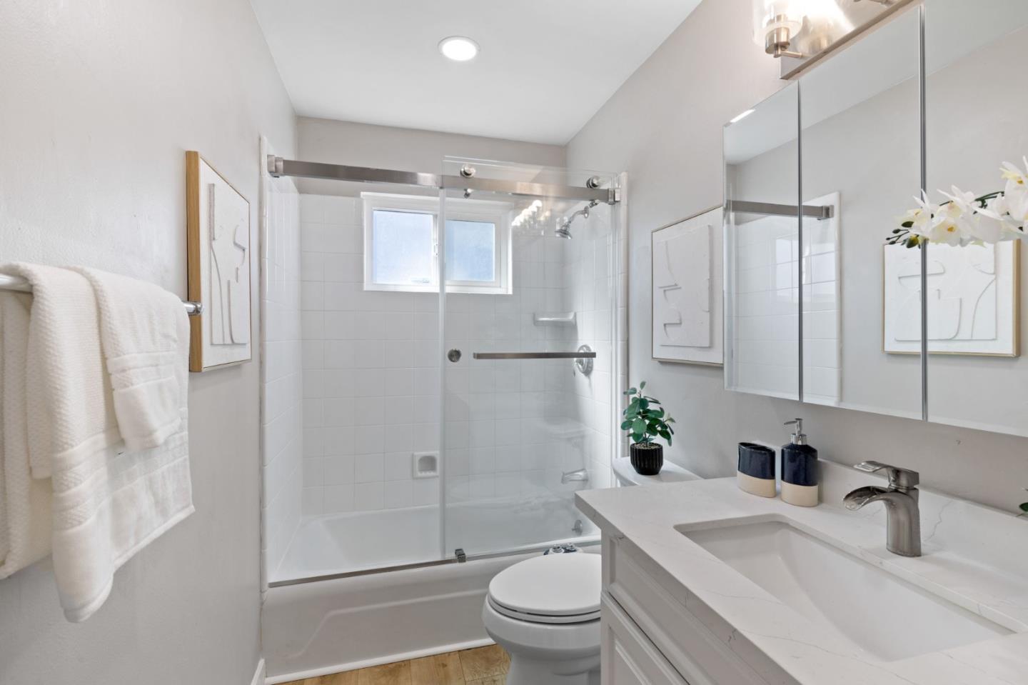 3809 De La Cruz BLVD