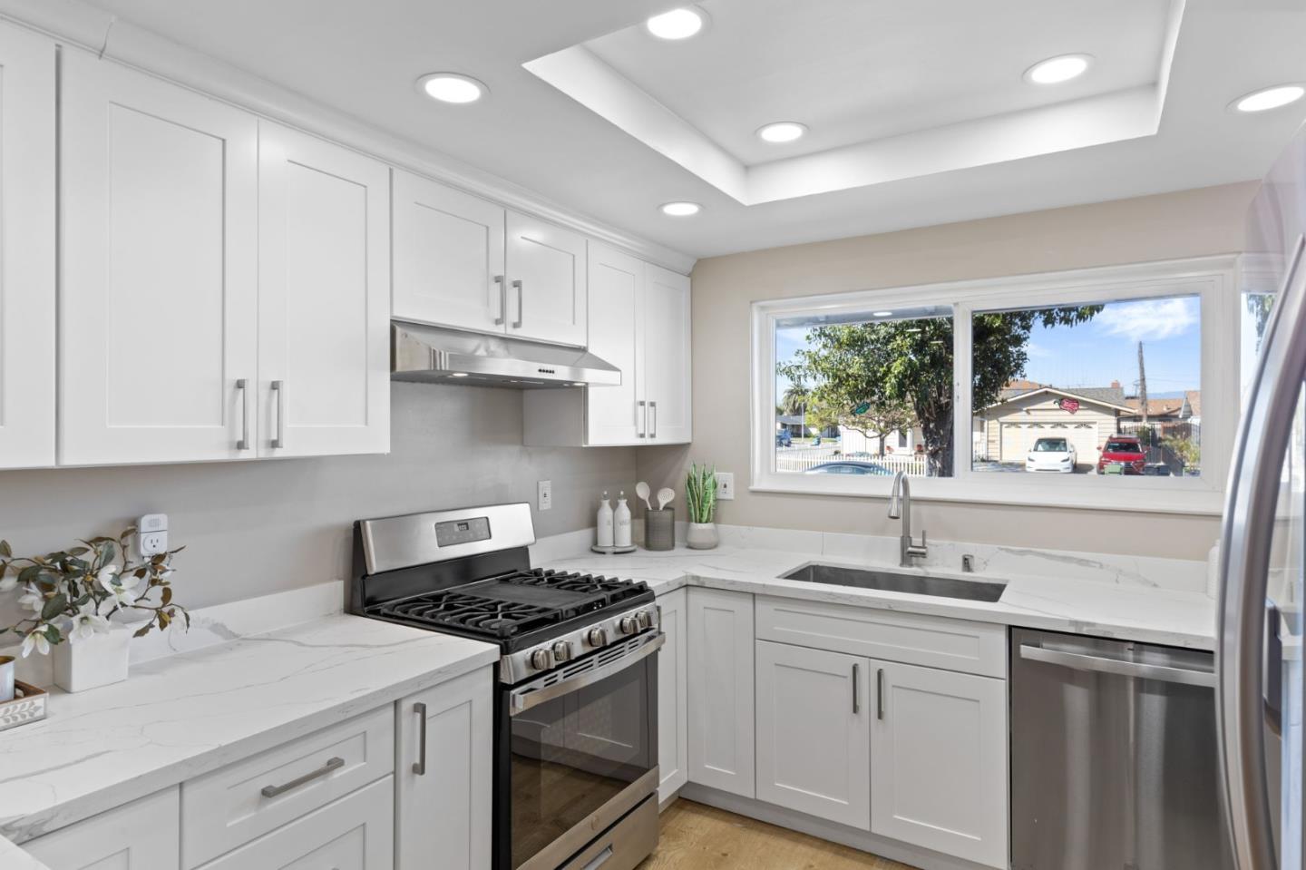 3809 De La Cruz BLVD