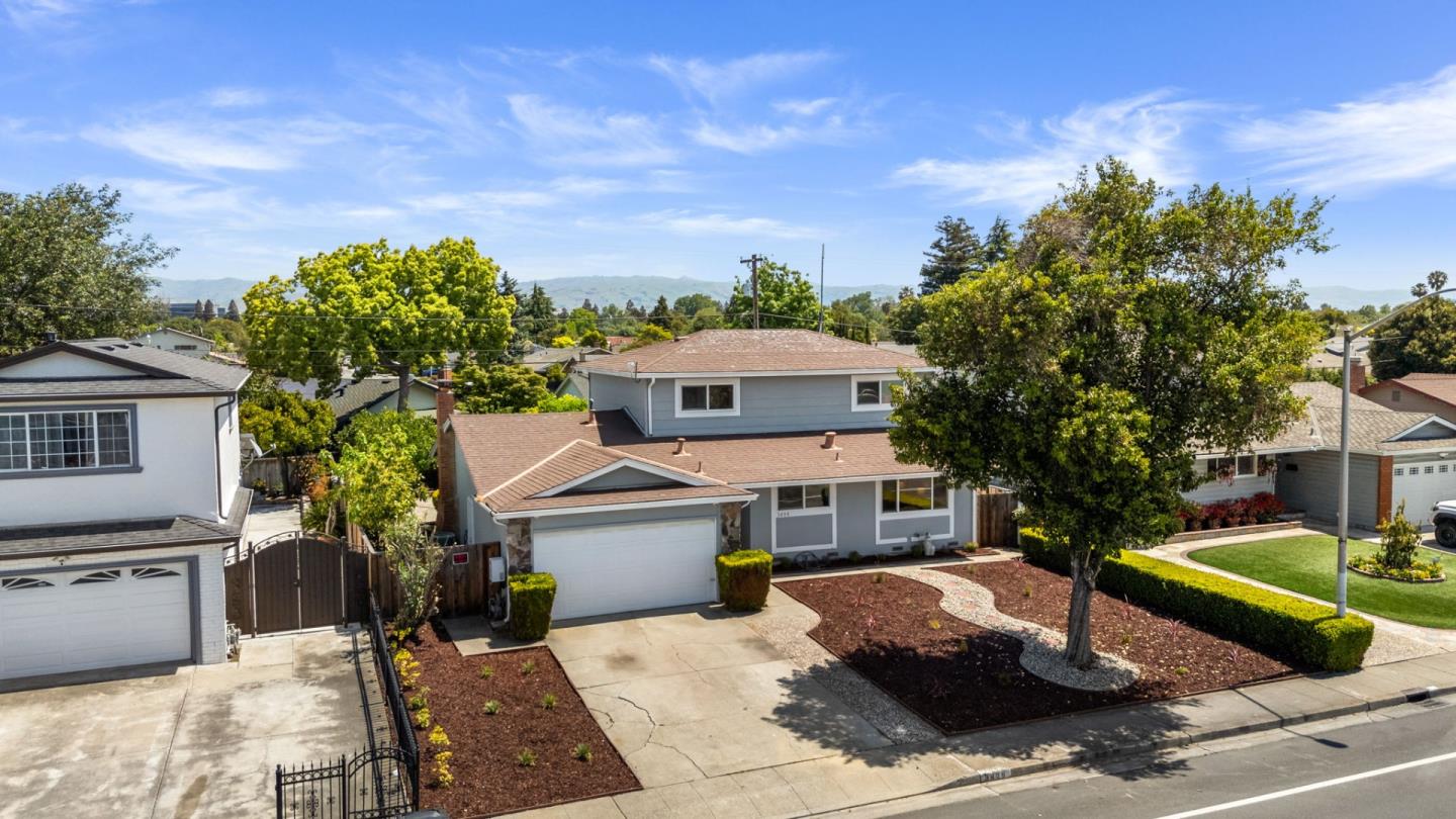 3809 De La Cruz BLVD