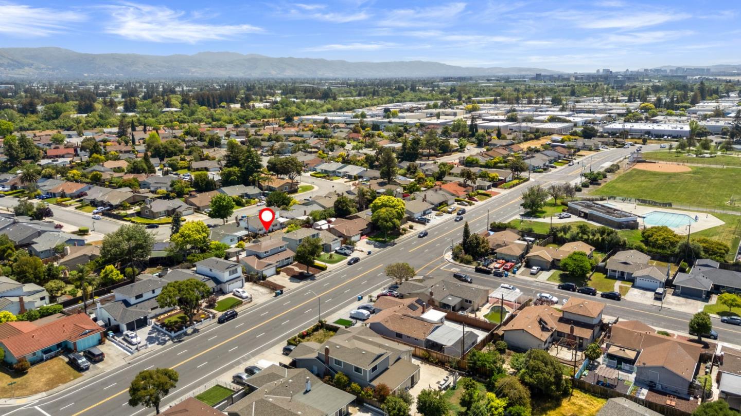 3809 De La Cruz BLVD