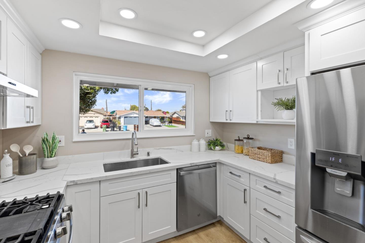 3809 De La Cruz BLVD