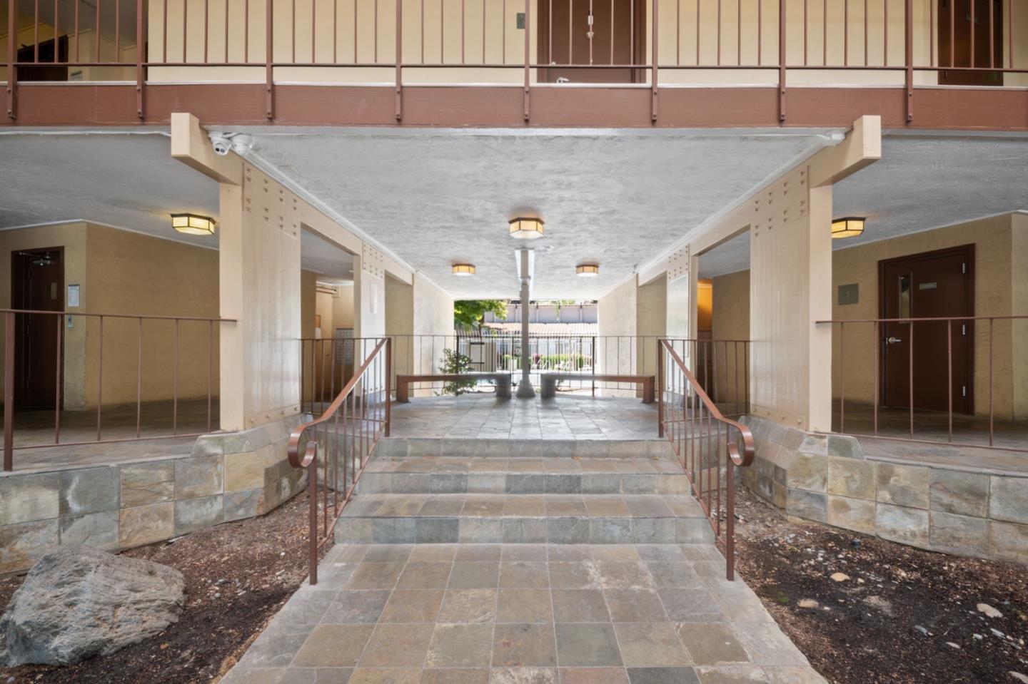 1087 MURRIETA Boulevard 242