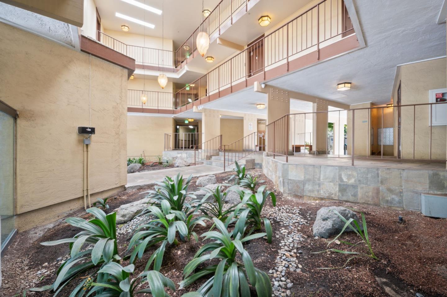 1087 MURRIETA Boulevard 242