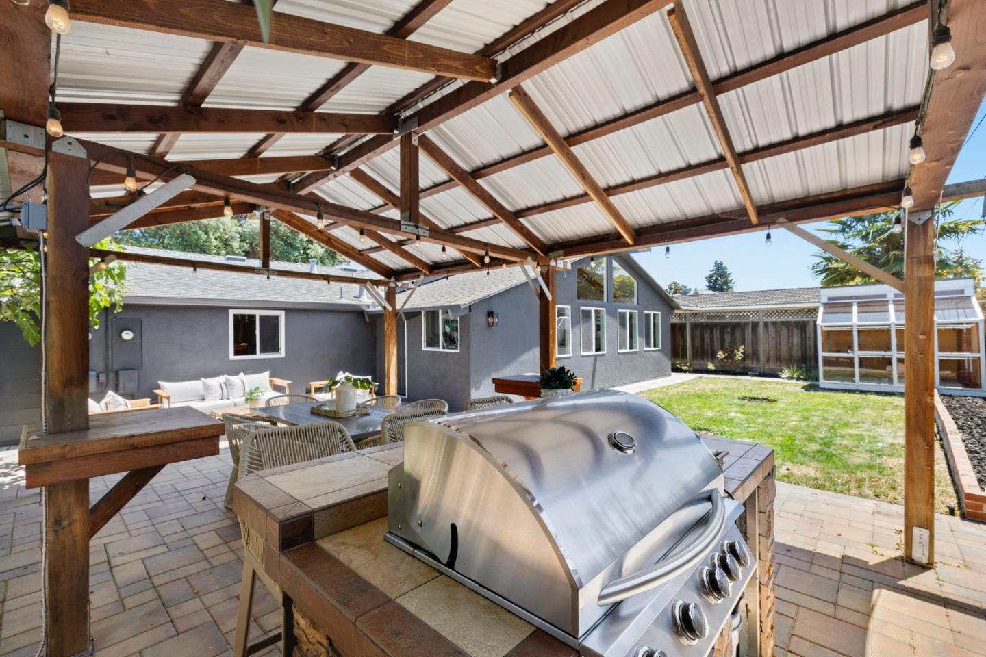 841 Peach AVE