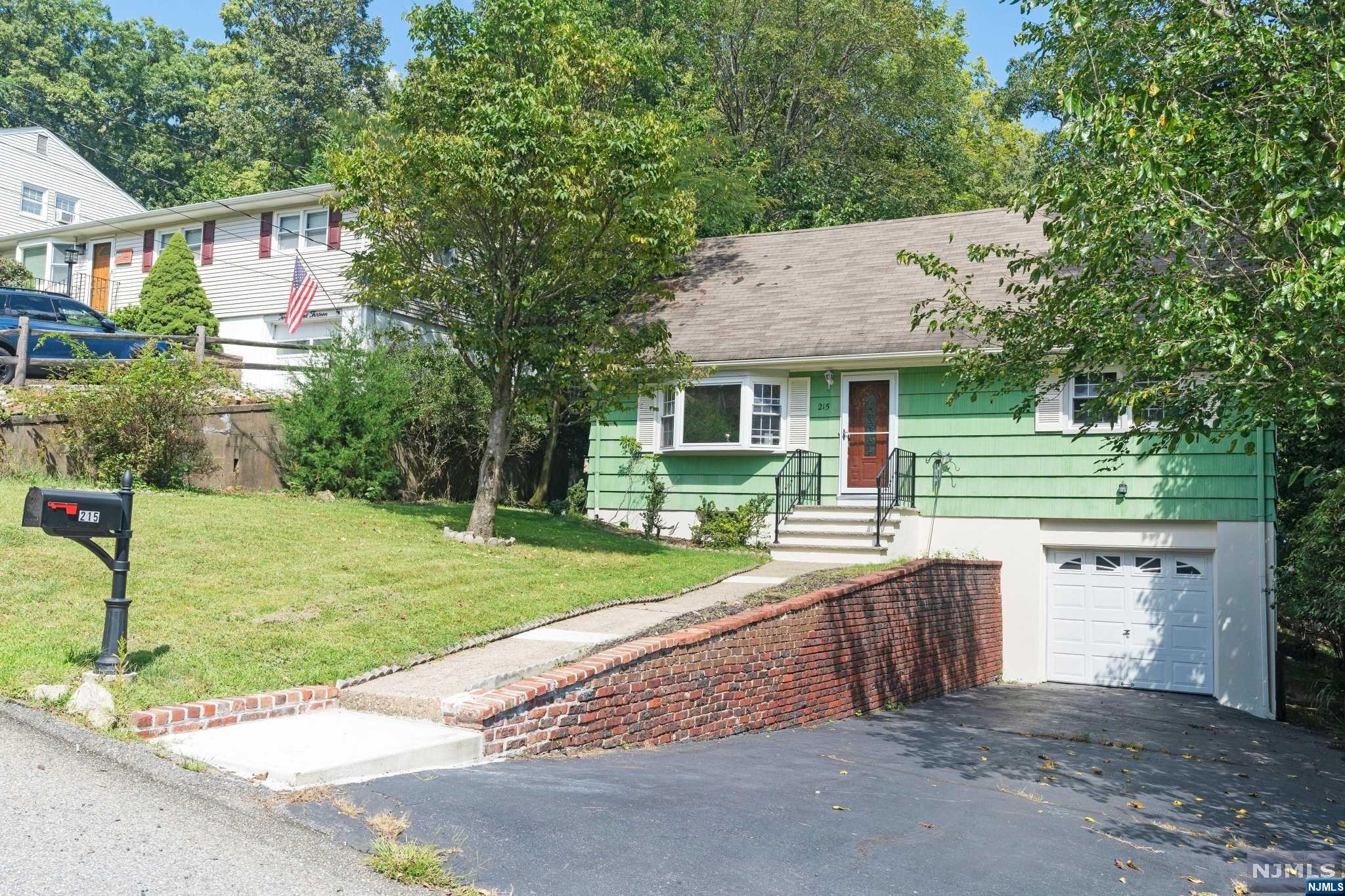 215 Hiawatha Boulevard