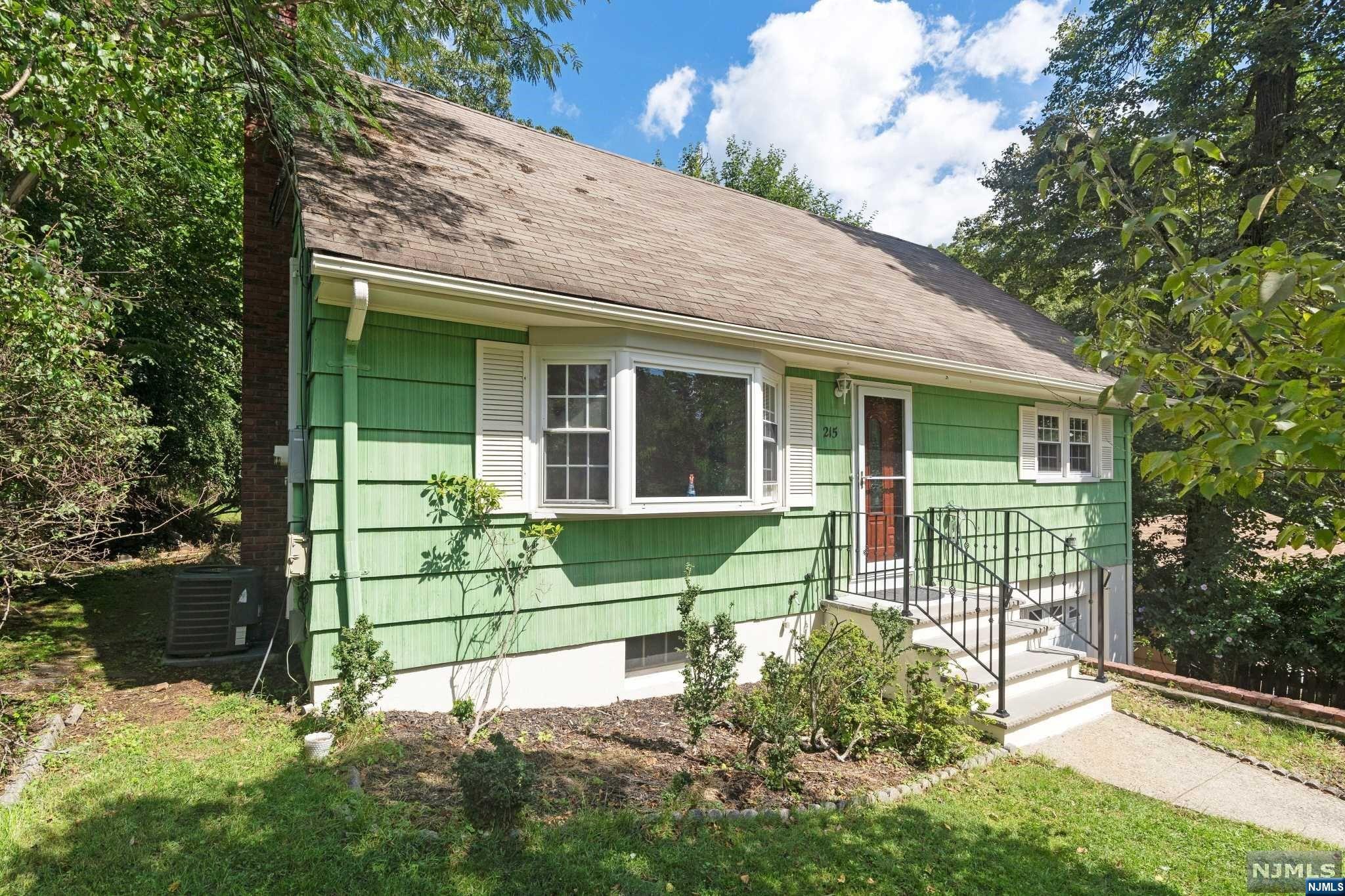 215 Hiawatha Boulevard