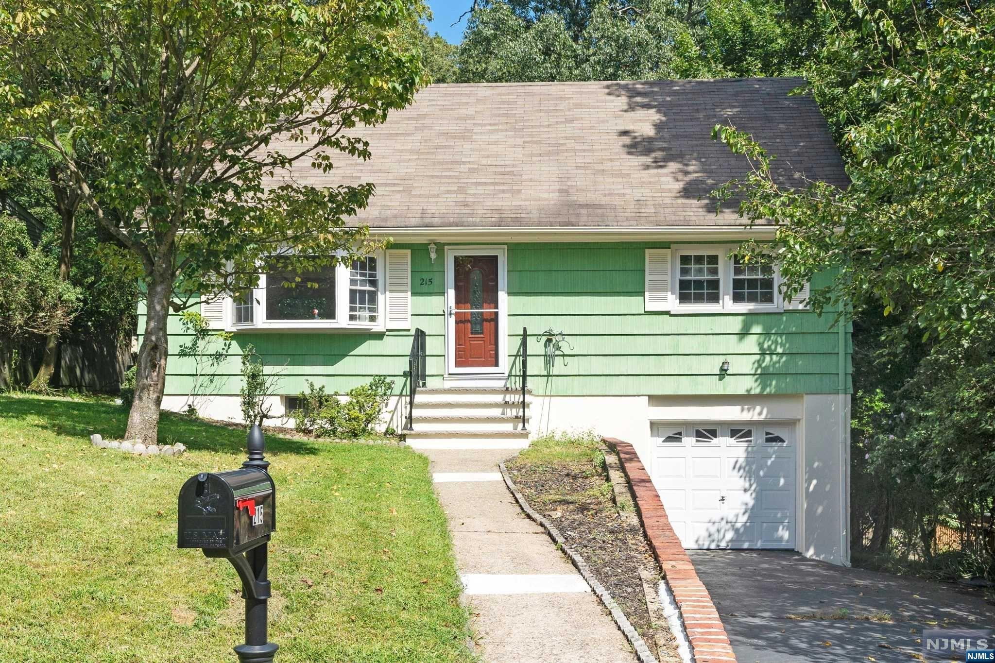 215 Hiawatha Boulevard