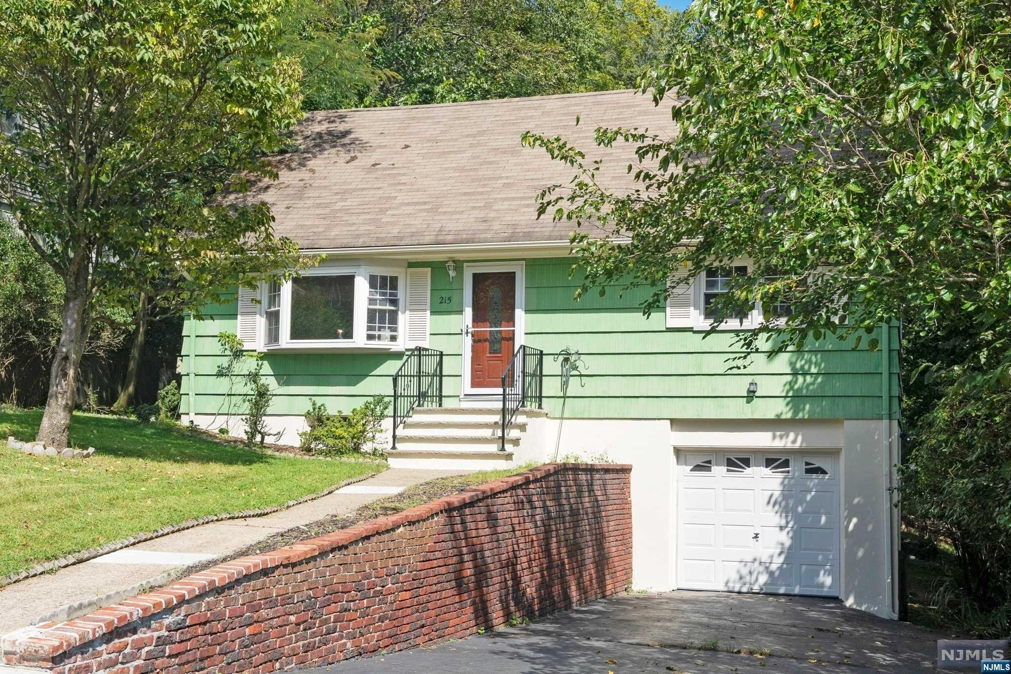 215 Hiawatha Boulevard