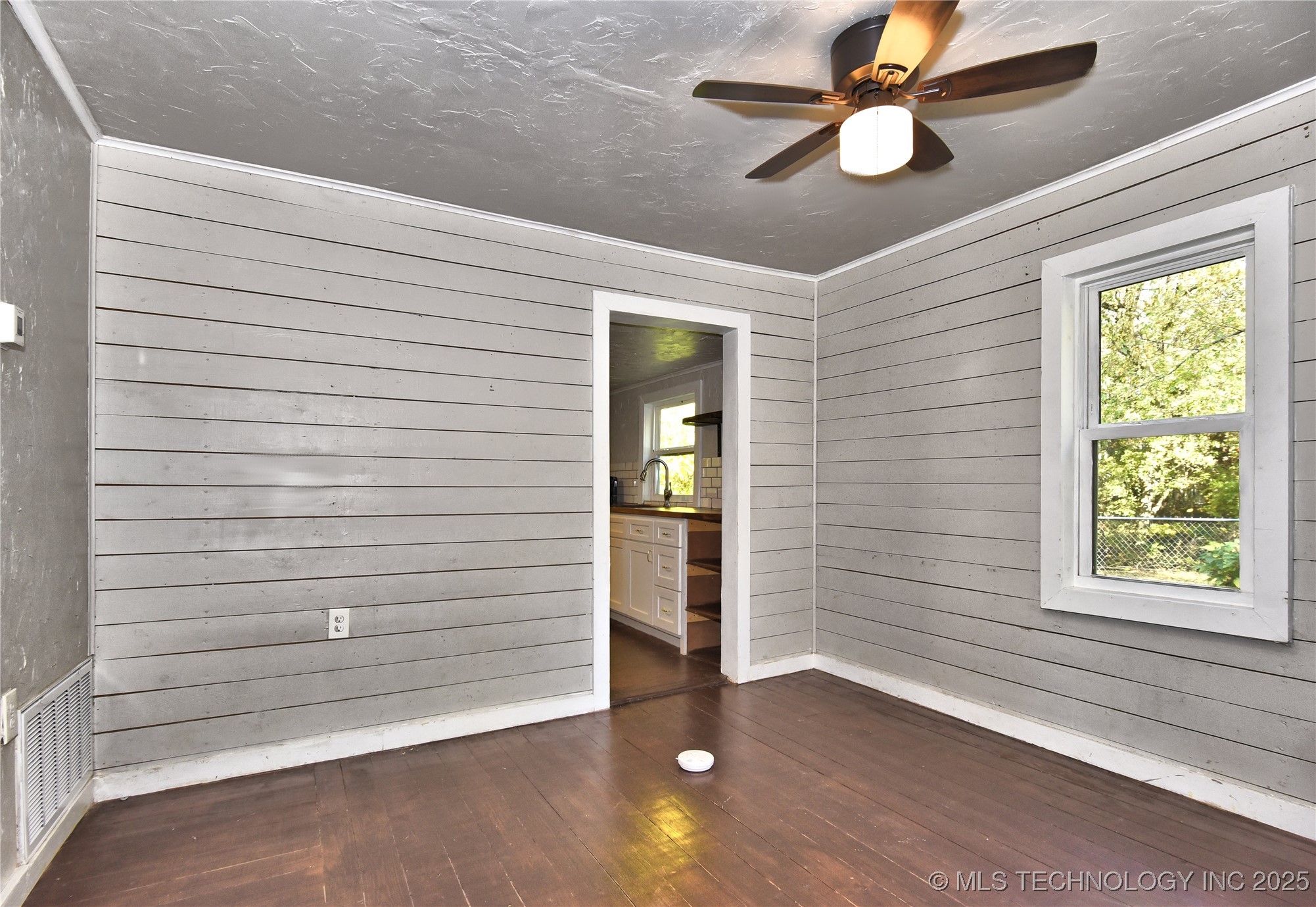 902 N Industrial Avenue