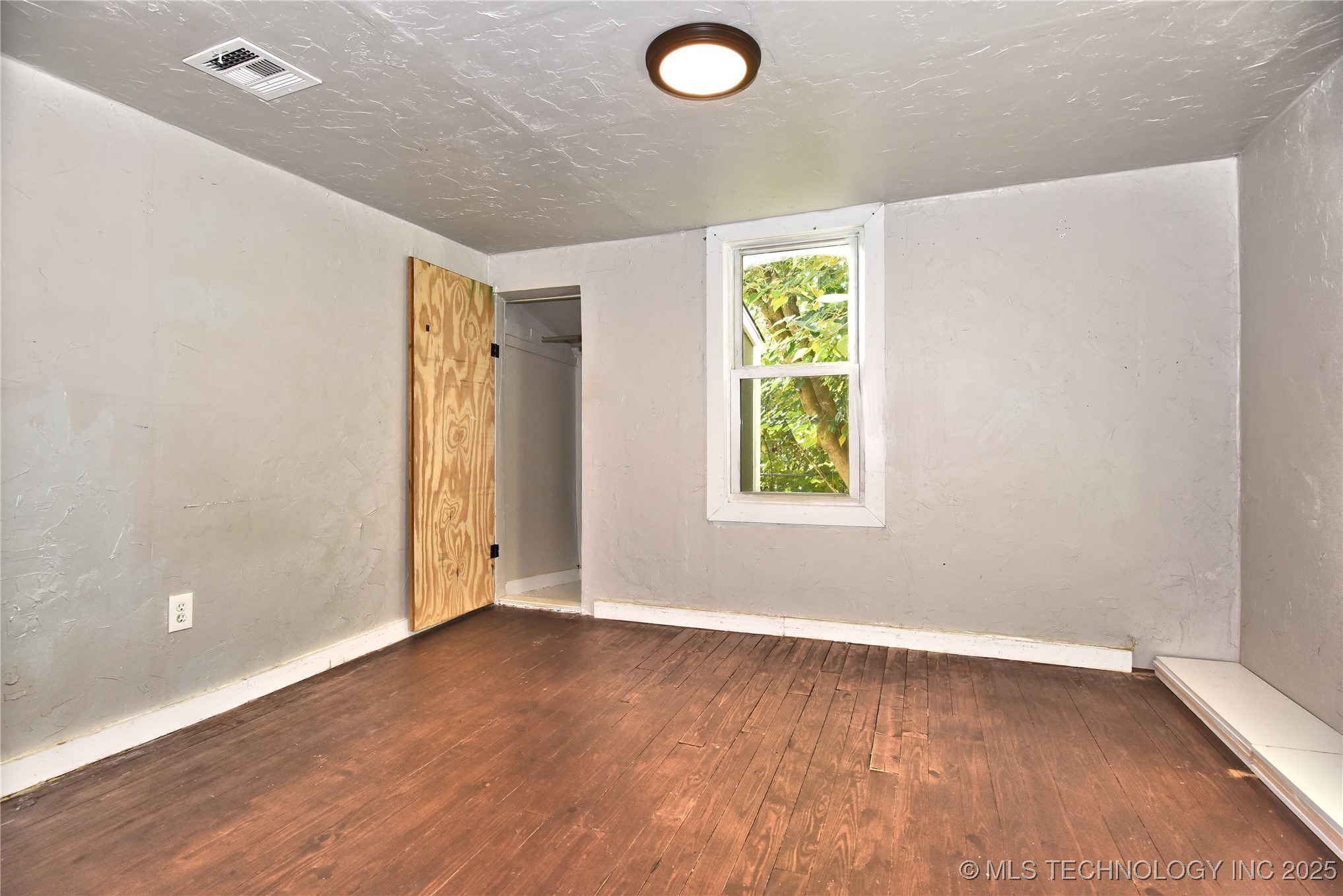 902 N Industrial Avenue