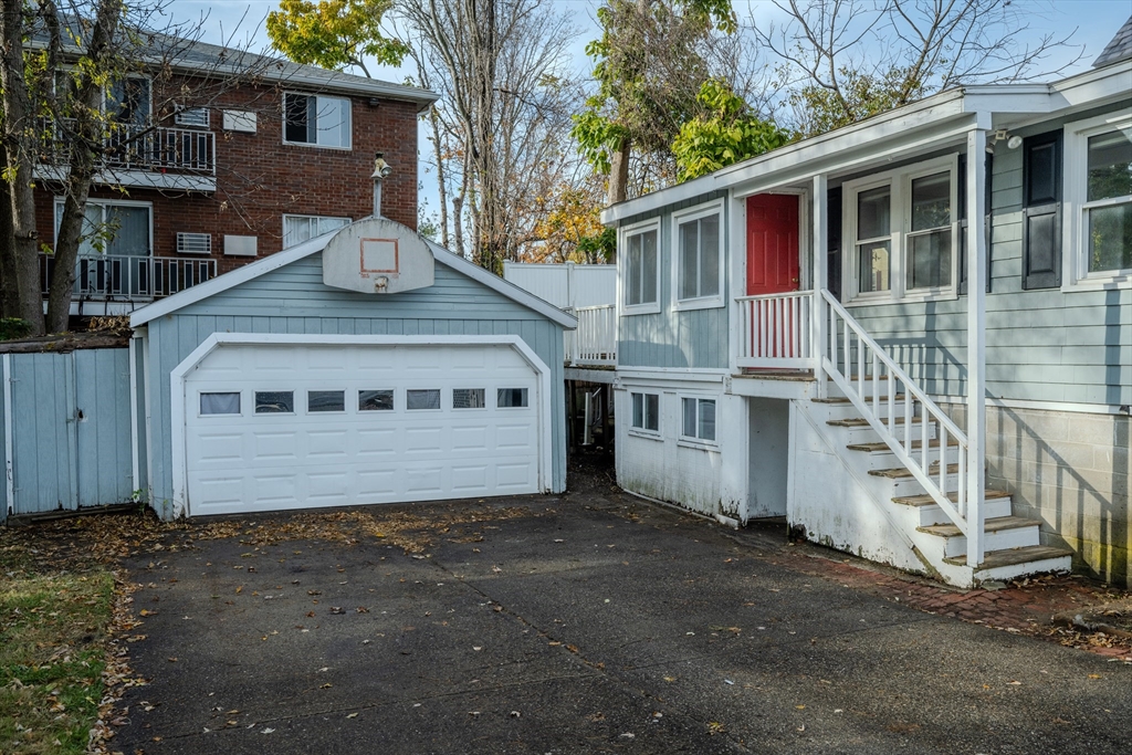 9 Thorncliff Ave