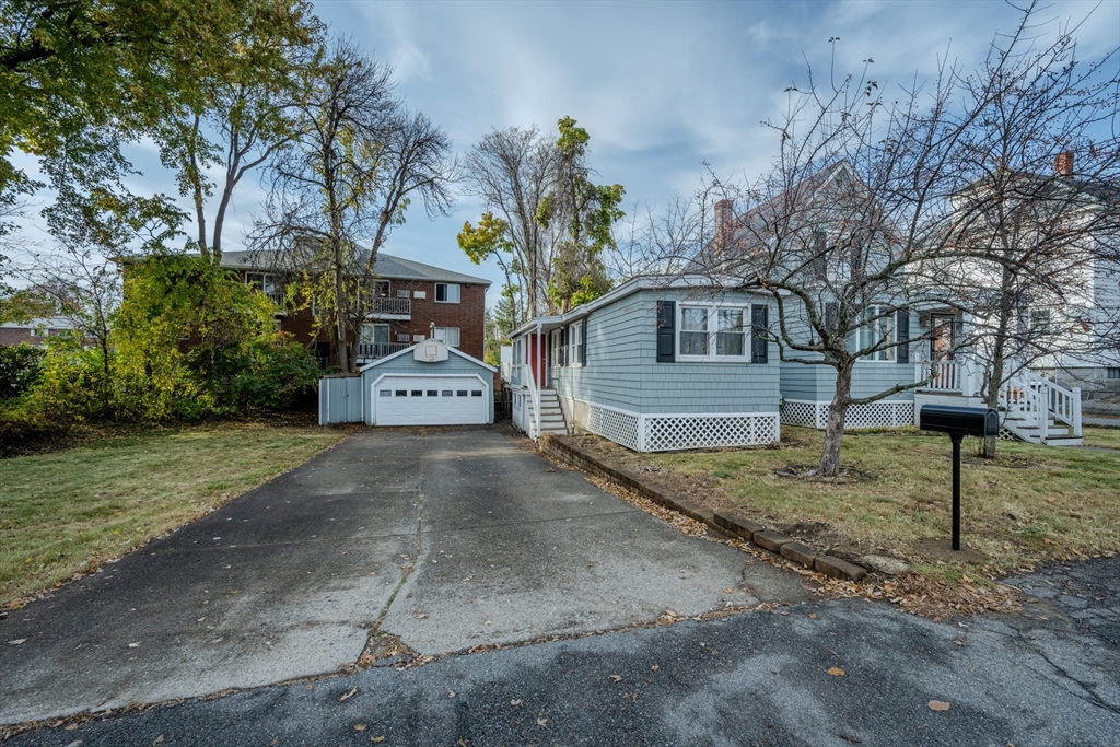 9 Thorncliff Ave