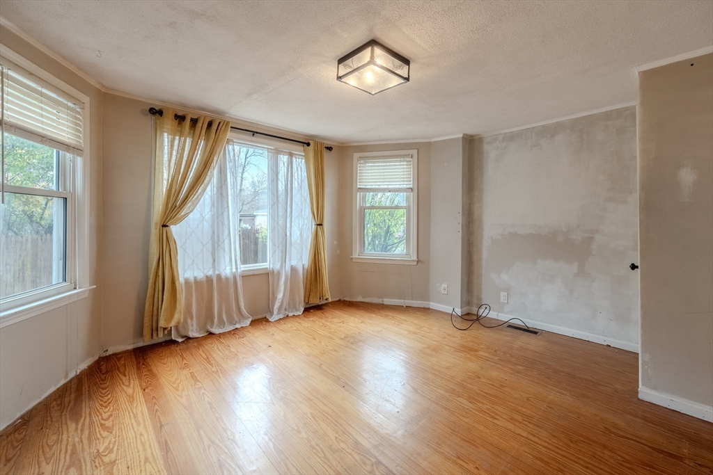 9 Thorncliff Ave
