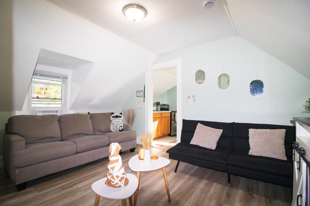 302 Pleasant St