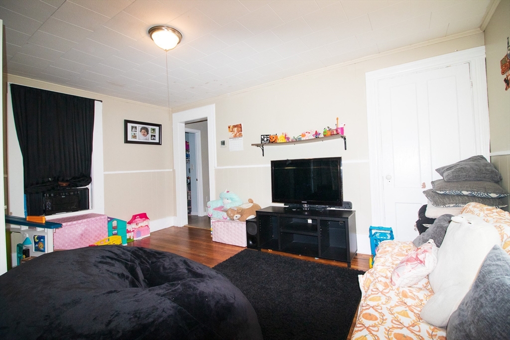 302 Pleasant St
