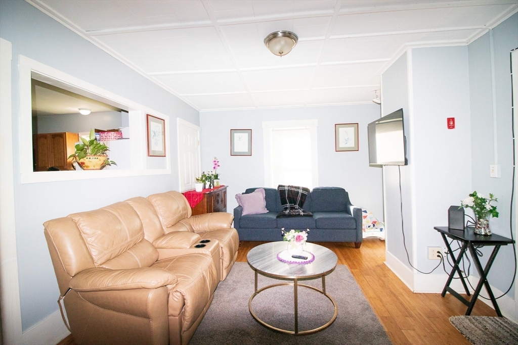 302 Pleasant St