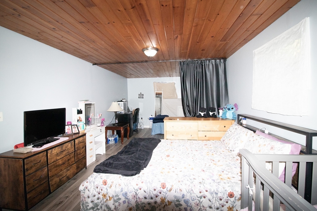 302 Pleasant St