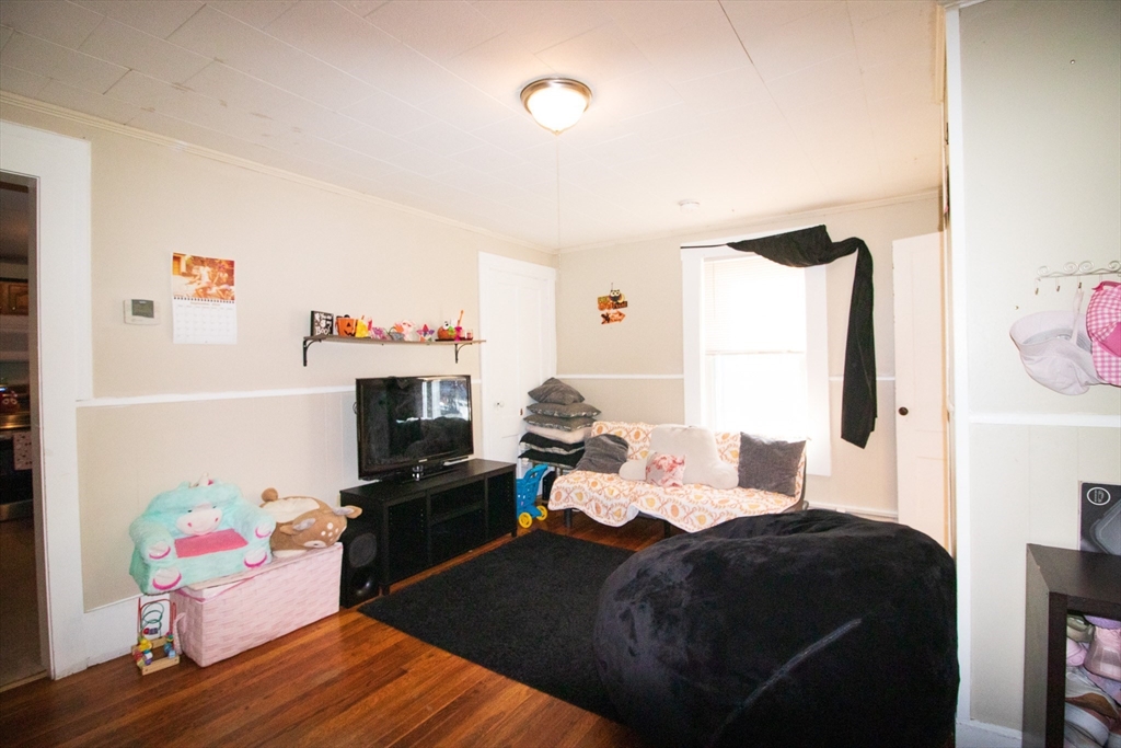 302 Pleasant St