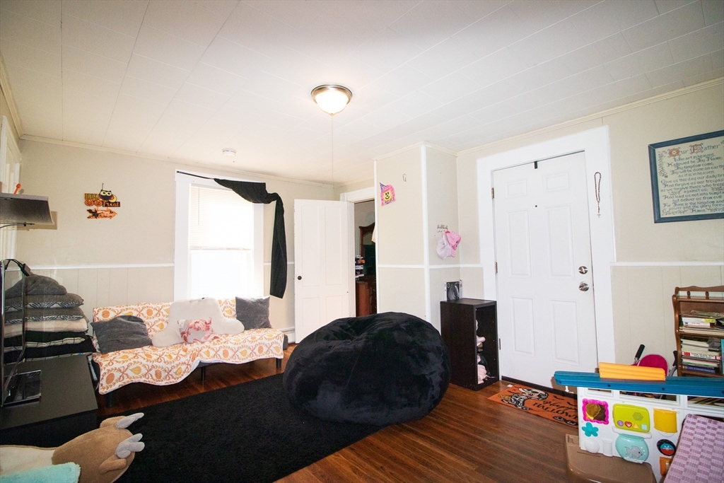 302 Pleasant St