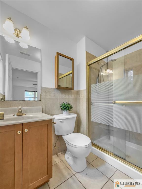 404 Newport Court, Fords