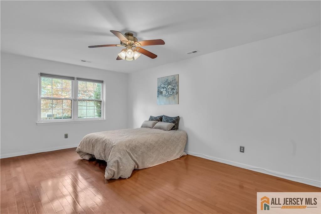 404 Newport Court, Fords