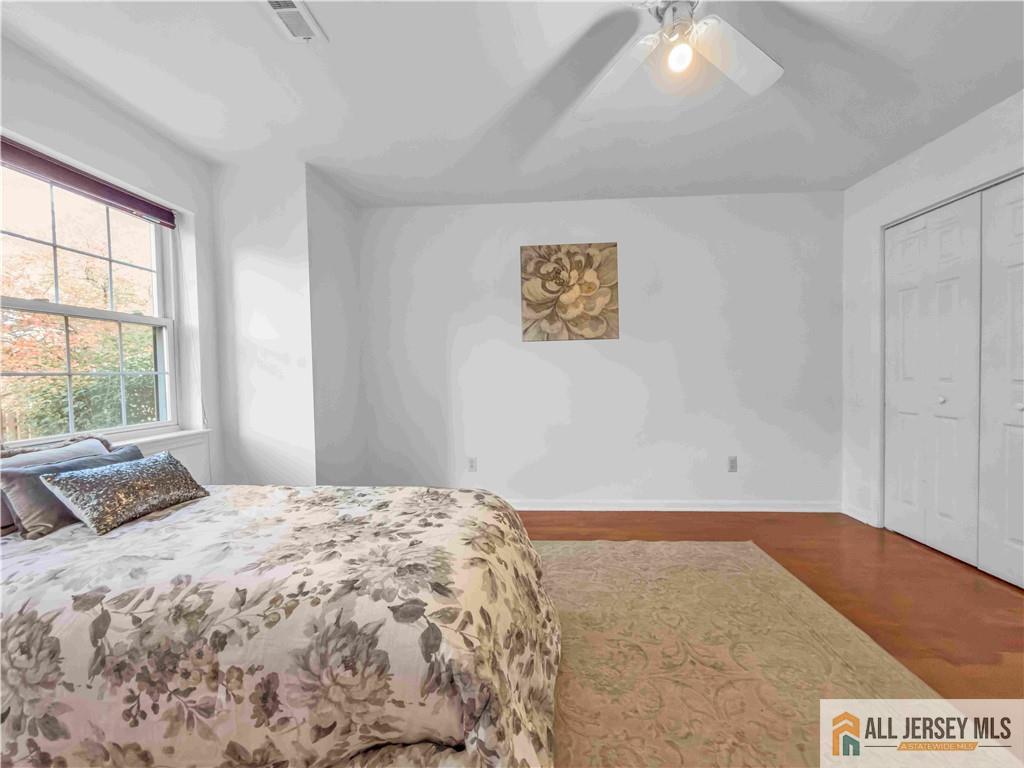 404 Newport Court, Fords