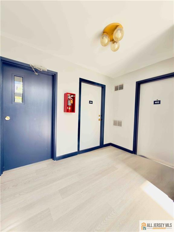 404 Newport Court, Fords