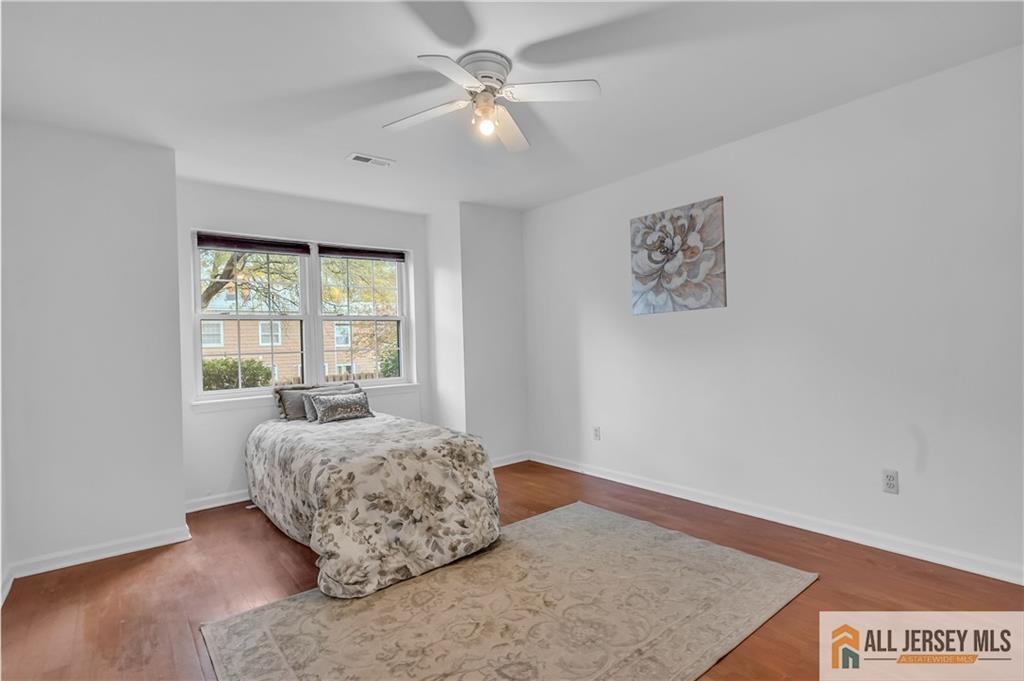 404 Newport Court, Fords