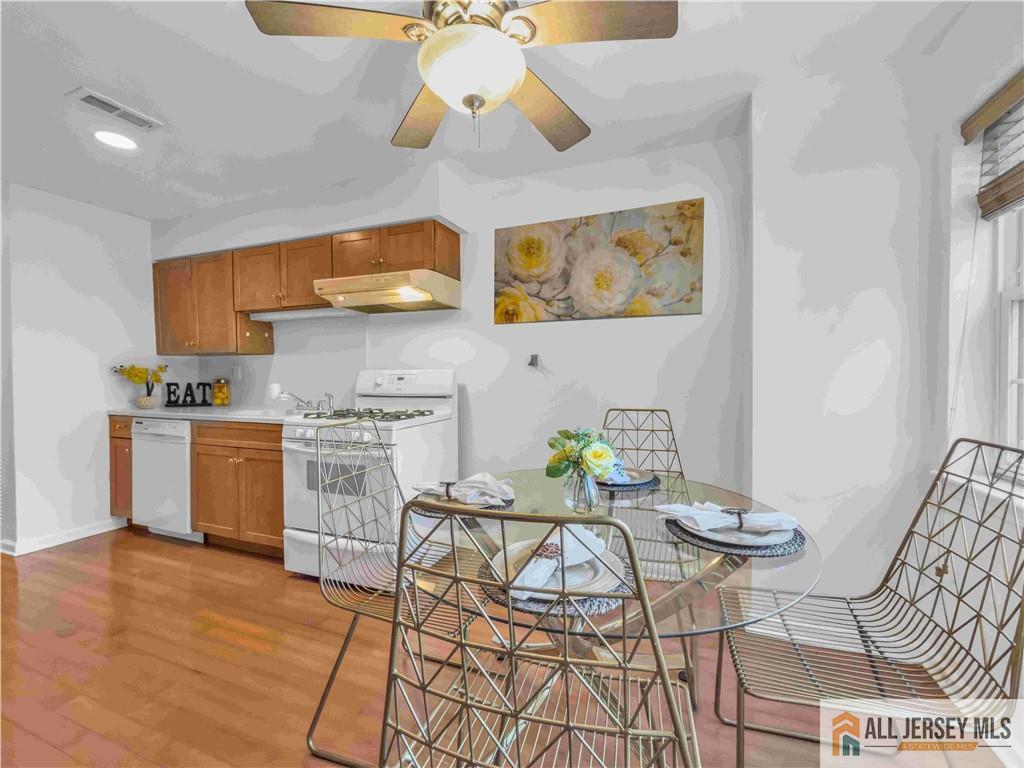 404 Newport Court, Fords