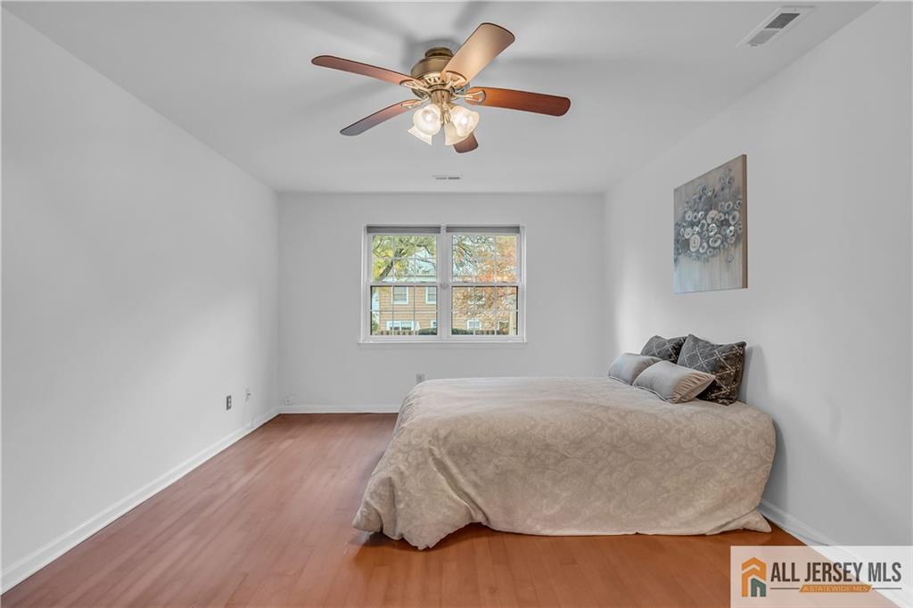 404 Newport Court, Fords