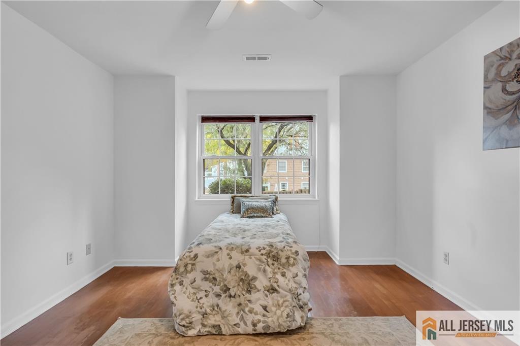 404 Newport Court, Fords