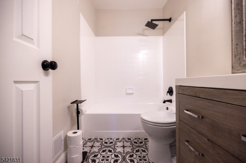 25 Bloomingdale Dr 2C