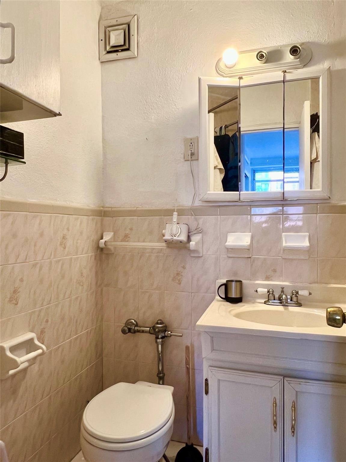 142-05 Roosevelt Avenue Unit: 301