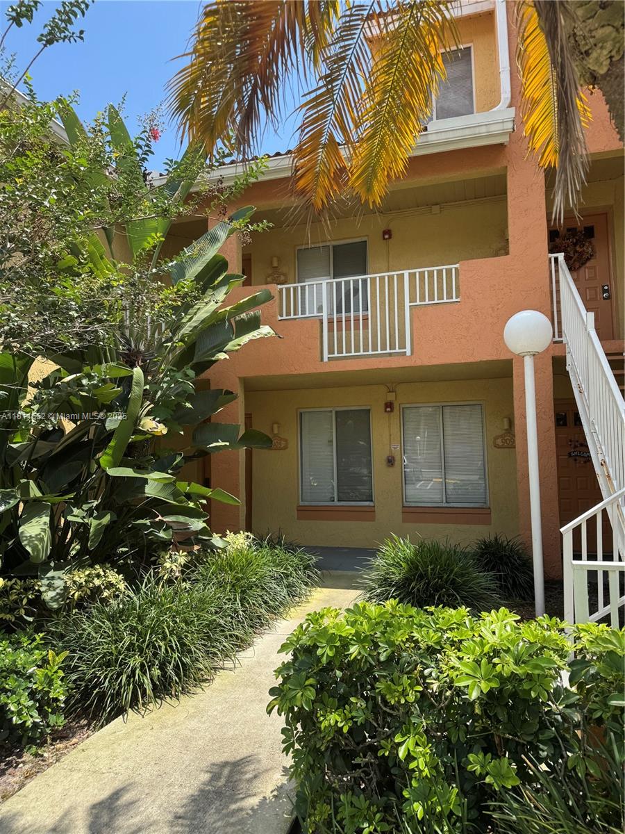 905 Coral Club Dr # 905