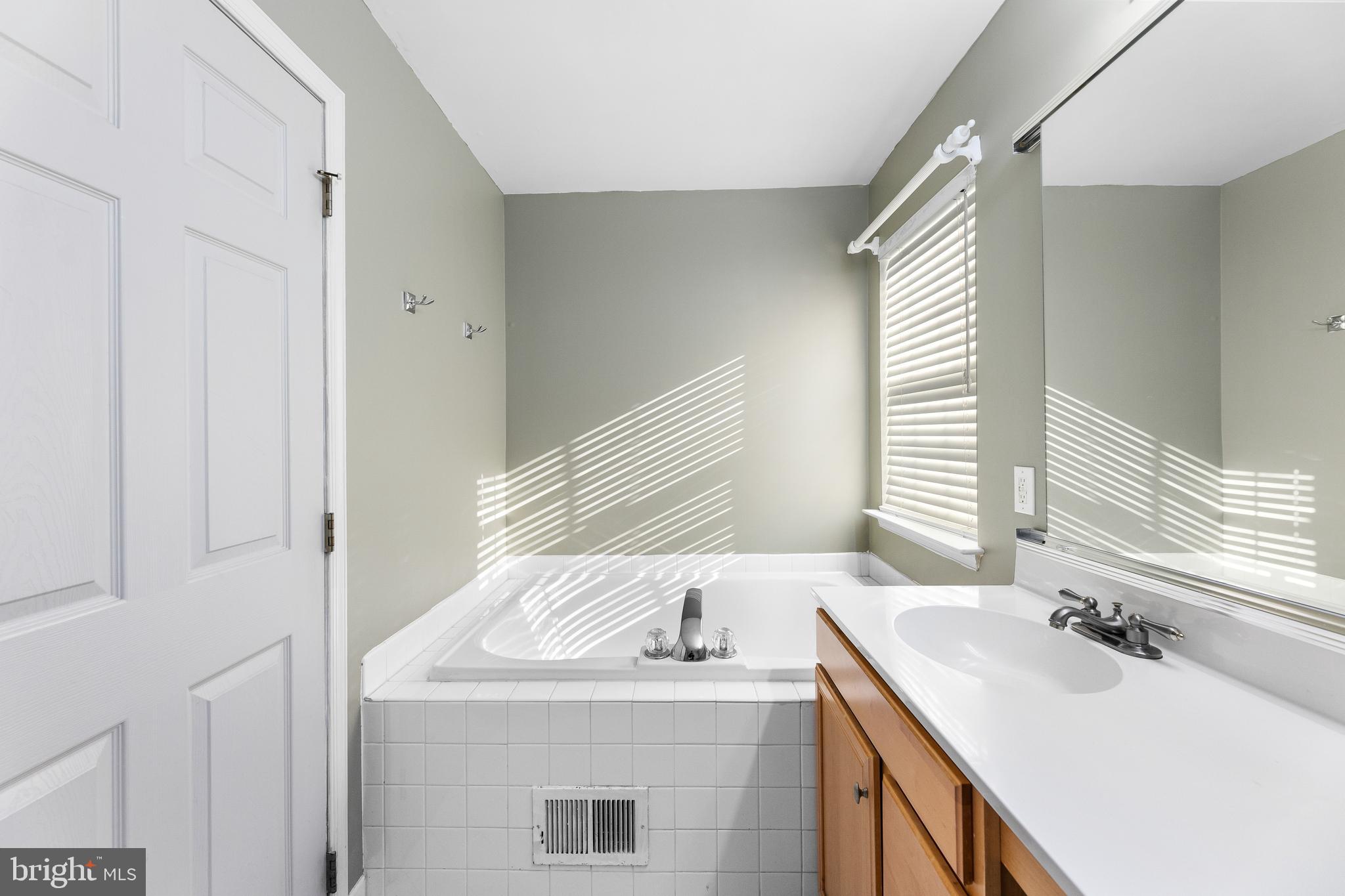25 BROWNSTONE RD