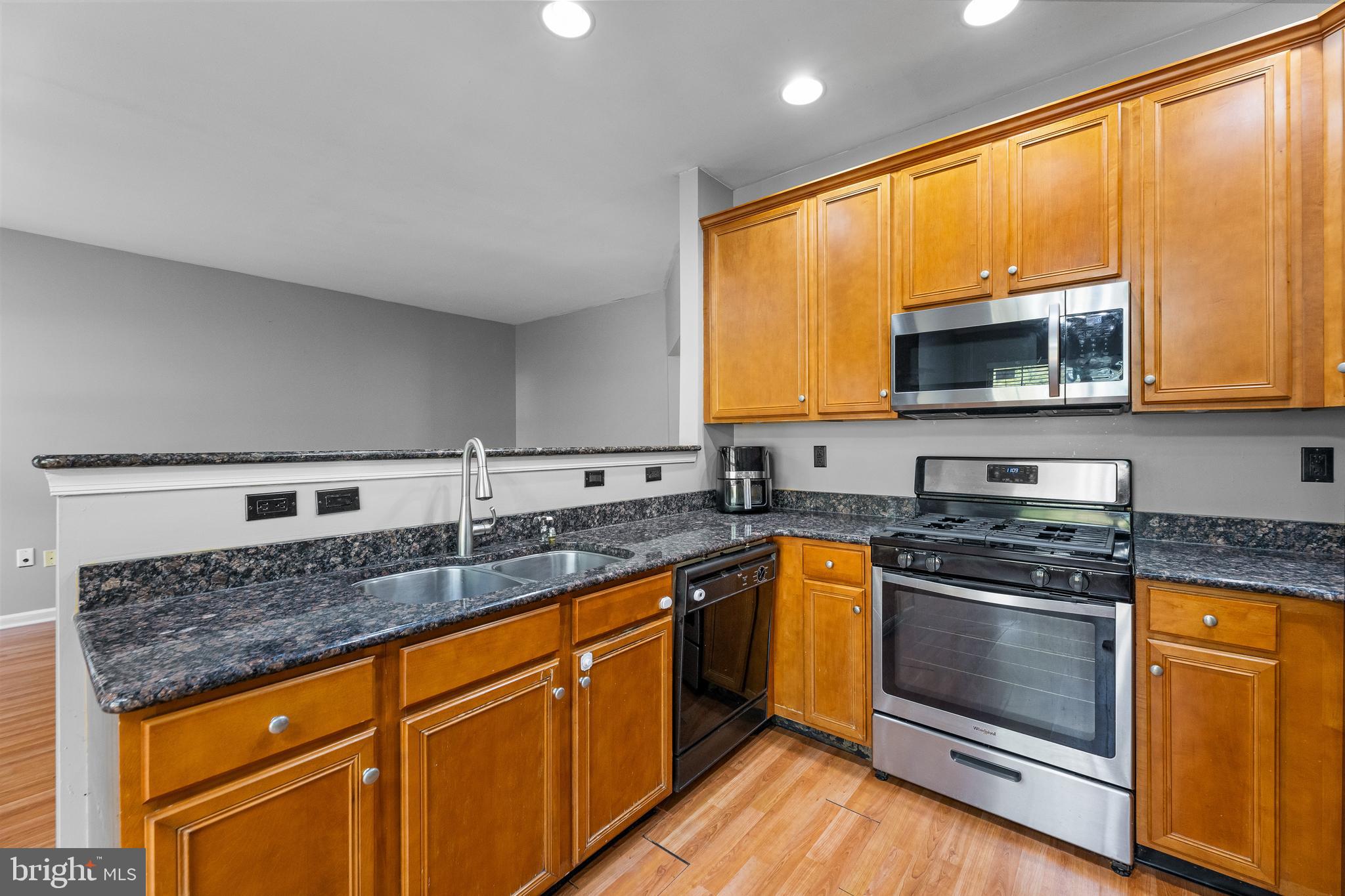 25 BROWNSTONE RD