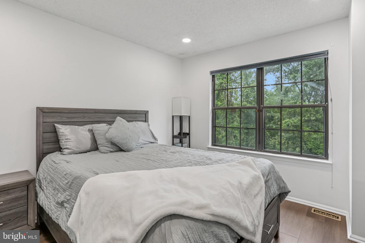 91 Pear Tree la