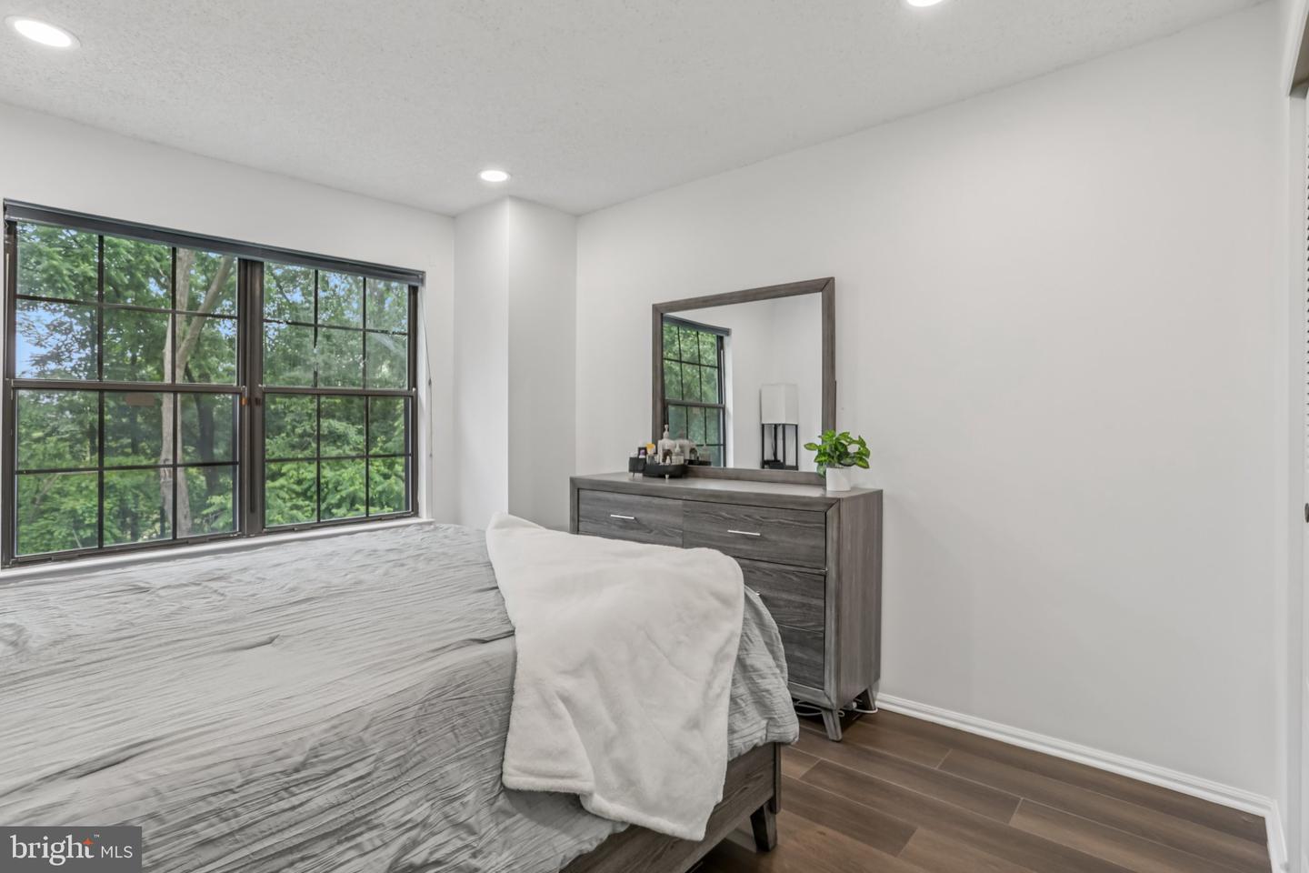 91 Pear Tree la