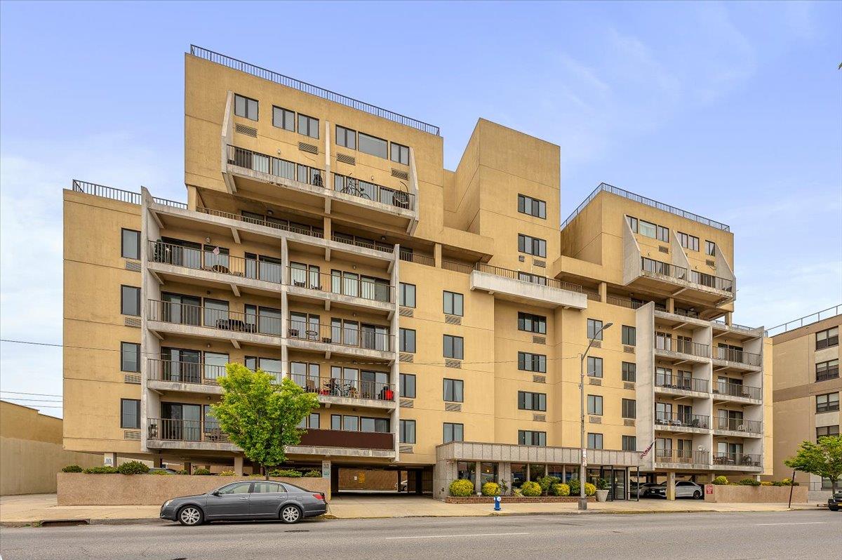 235 W Park Avenue Unit: 402