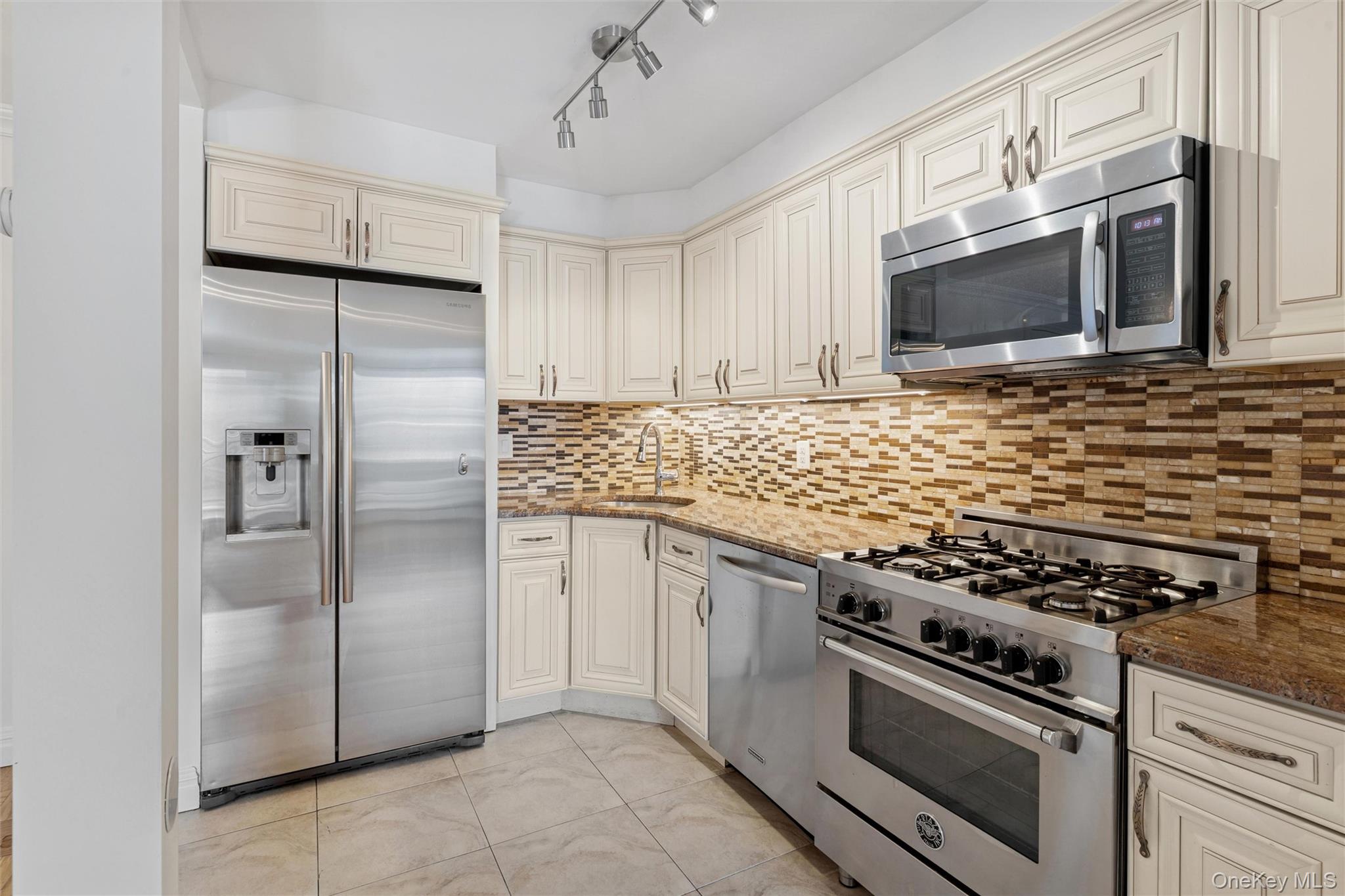 157 Hempstead Avenue Unit: B20