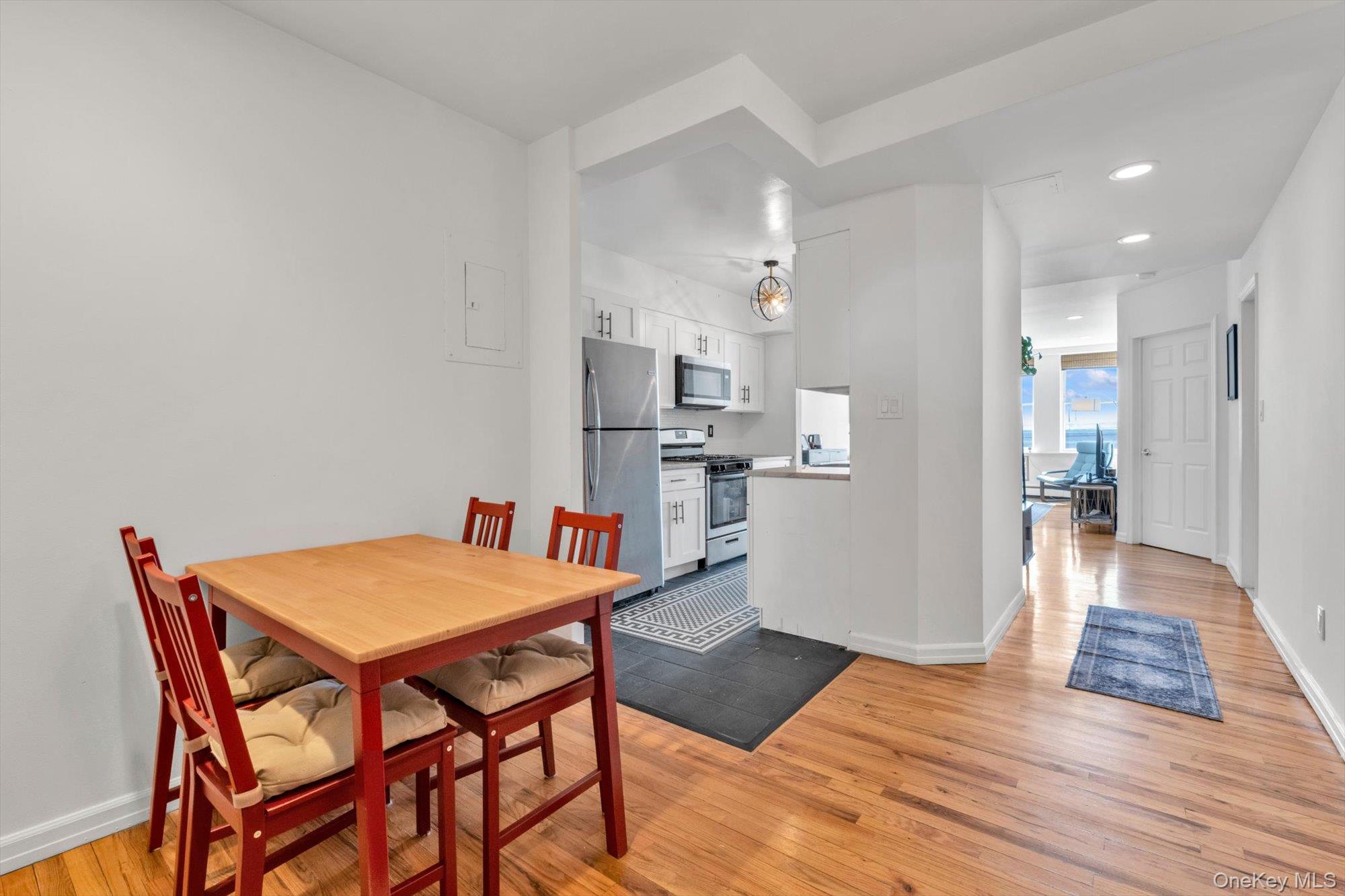 25 W Broadway Unit: 207